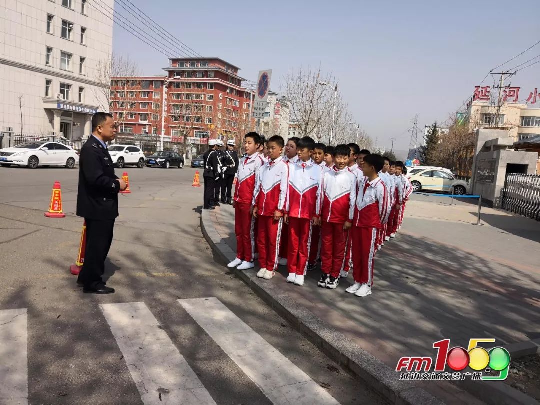 今天上午,延吉交警来到延吉市延河小学开展交通安全宣传活动.