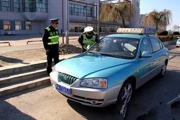 近日,延吉一名出租车司机因通过直播平台发布侮辱交警的视频,被警方
