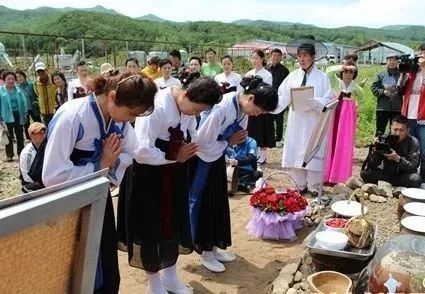 朝鲜族文化当天会有大酱村祭拜大自然仪式酱缸台祭祀仪式腌制大酱活动