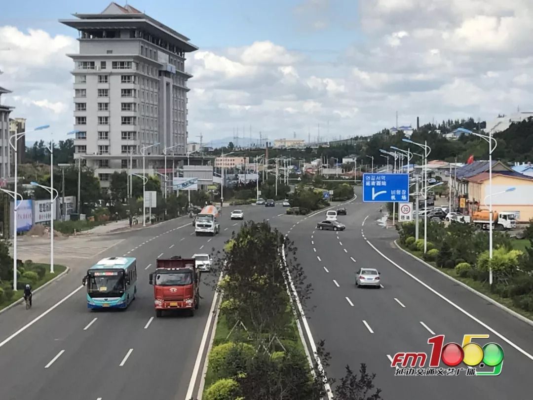 工作人员表示,这两块牌子是公园路城市附属设施的配套工程,延吉市