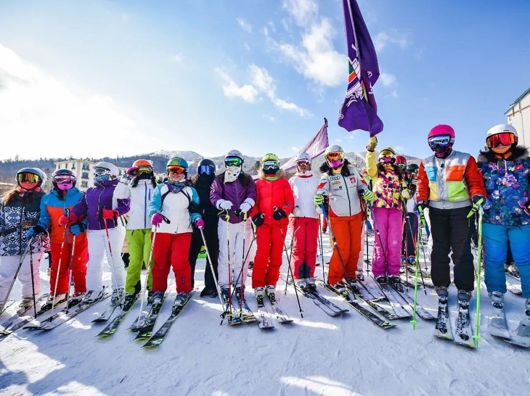 州内外的滑雪爱好者在这一天欢聚梦都美梦都美滑雪场今日正式开板