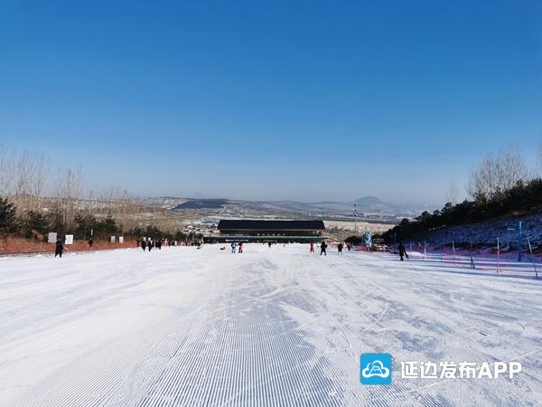 组图龙井海兰江滑雪场热闹非凡冰雪快乐如约而至